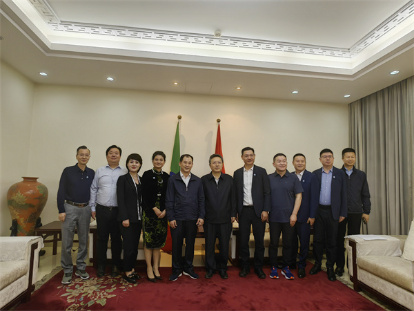 與中國駐埃塞俄比亞大使趙志遠的合照.jpg